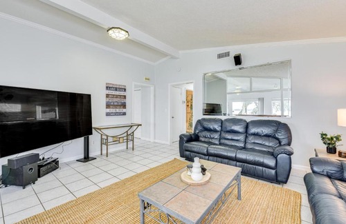 Panama City House | Hot Tub and Boat Dock Getaway on Deerpoint Lake!
