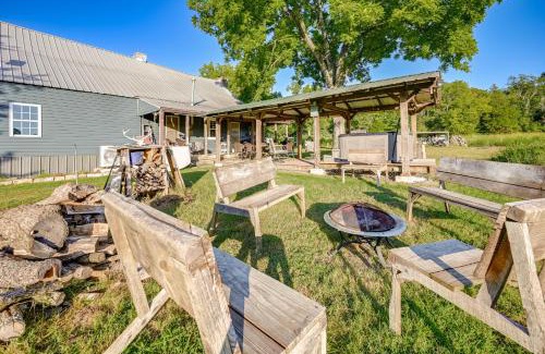 Perryville House | Hot Tub and Creek Views Secluded Perryville Cabin