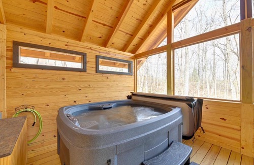 Frenchburg Apartment | Hot Tub and Fire Pit Romantic Getaway in Frenchburg