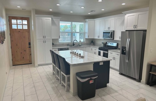 Safford House | HOT TUB. Charming 2-bedroom house with BIG TVS and LOTS of beds