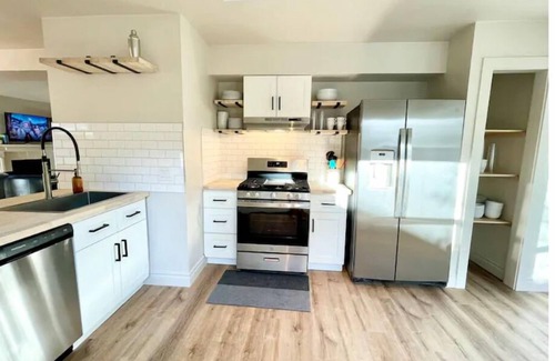 Milwood House | *hot tub Chic Domain 4 BR + foosball |2 homes