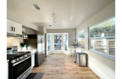 Milwood House | *hot tub Chic Domain 4 BR + foosball |2 homes