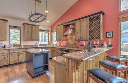 Weisshorn House | Hot Tub + Close to Downtown + Pet Friendly - Lazy Bear