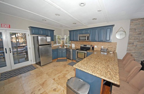 Country Club Estates House | Hot Tub, Close to Golf - Central to 3 Ski Resorts