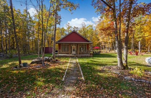 Campbellford Ski Chalet | Hot Tub/ Cottage on Crowe River / Acc 6 guests
