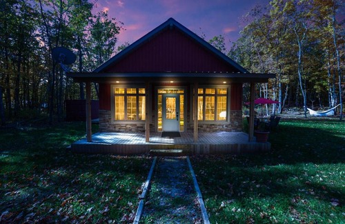 Campbellford Ski Chalet | Hot Tub/ Cottage on Crowe River / Acc 6 guests