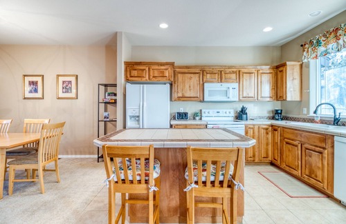 Redmond House | HOT TUB, Eagle Crest Condo on Golf Course, DOGS OK