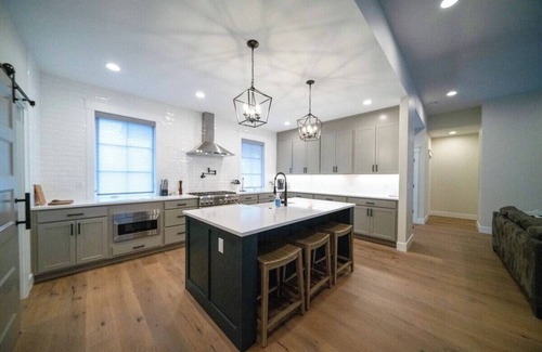 Surf Pines House | Hot Tub & Family Fun |Near Beach|King Suite Luxury