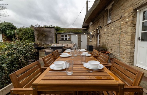 Twywell Cottage | Hot Tub Family Getaway Peaceful Escape