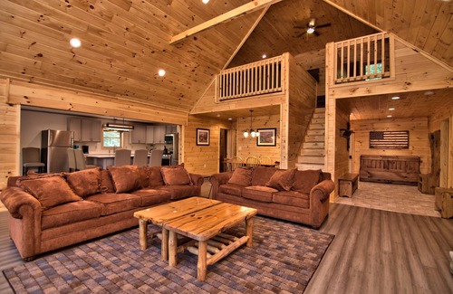 Hickory Hills House | Hot Tub Fire Pit/AC BSK CT 6000 Sq Ft Private WIFI FREE Tesla EV Charger/WIFI