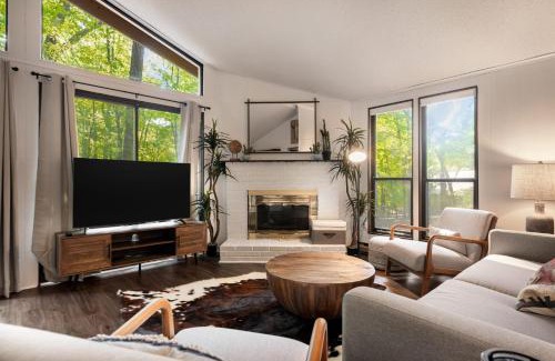 The Woods Ski Chalet | Hot Tub Fire Pit Deck Grill w Resort Amenities