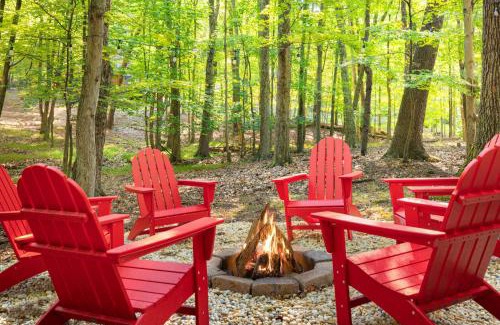 The Woods Ski Chalet | Hot Tub Fire Pit Deck Grill w Resort Amenities