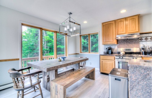 Londonderry House | Hot Tub - Fire Place - Sauna - Gym - 4 min to Bromley on a Private Lake