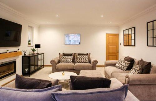 Canford Cliffs Villa | Hot Tub/Football Court/Sleeps 12/Luxury Villa