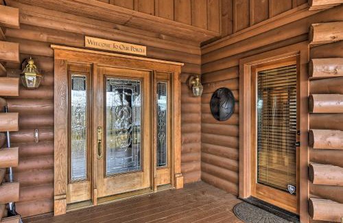 Piney House | Hot Tub, Grill Hilltop Log Cabin in Hot Springs!