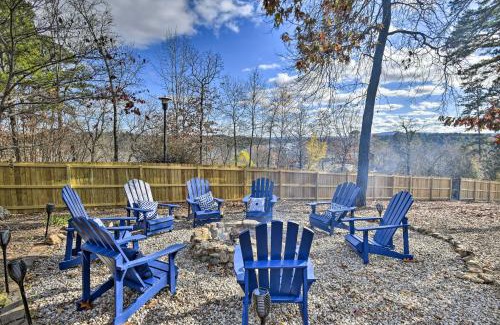 Piney House | Hot Tub, Grill Hilltop Log Cabin in Hot Springs!