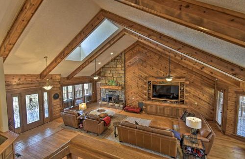 Piney House | Hot Tub, Grill Hilltop Log Cabin in Hot Springs!