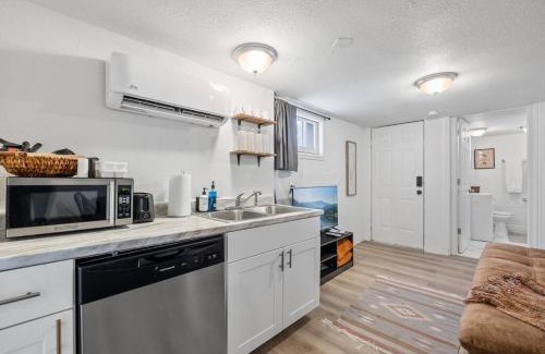 Price Apartment | Hot Tub Haven+Pet+Laundry+ .4 to USU Eastern