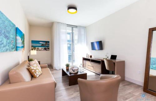 Hollywood Apartment | Hot Tub - Hollywood Beach Boardwalk - Amazing Pool