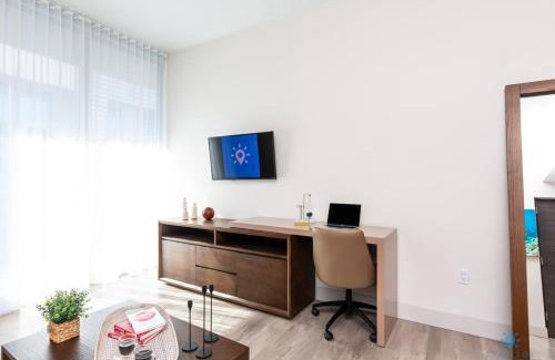 Hollywood Apartment | Hot Tub - Hollywood Beach Boardwalk - Amazing Pool
