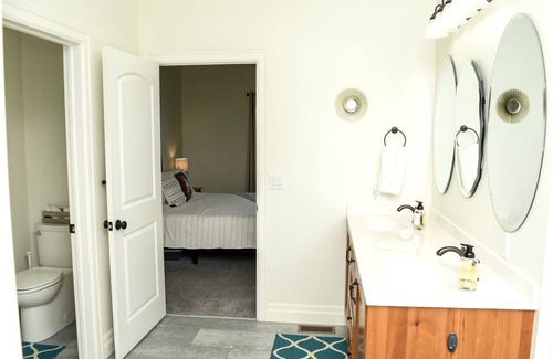 Hyde Park House | Hot Tub Home~5 Bdrms~Gym~Media & Game Room