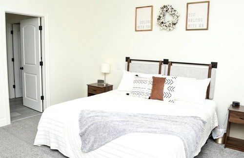 Hyde Park House | Hot Tub Home~5 Bdrms~Gym~Media & Game Room