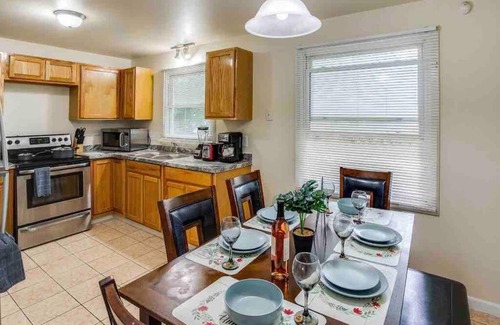 Rochester House | {Hot Tub in Ranch} Mins to Airport/UofR/Strng/Dwtn