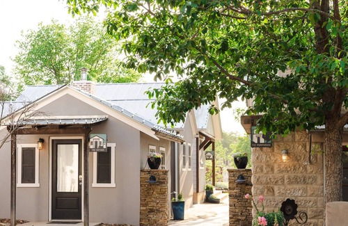Fredericksburg House | Hot Tub, King Bed, Fireplace - The Cottage