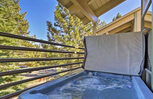 Tahoe Village Ski Chalet | HOT TUB KING BED SATELLITE INTERNET BBQ 2 KAYAKS AFFORDABLE CLEANING FEE.