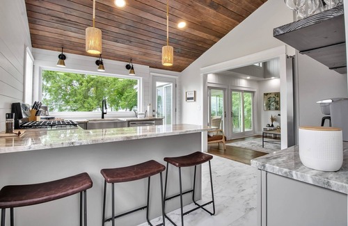 Wilson House | HOT TUB, Lake Front, King Bed