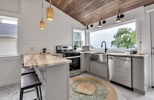 Wilson House | HOT TUB, Lake Front, King Bed