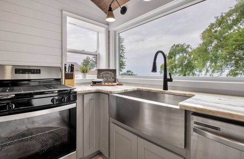 Wilson House | HOT TUB, Lake Front, King Bed