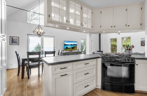 Olcott Ski Chalet | HOT TUB | Lake Front | Lavender Home