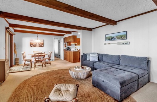 Olcott Cottage | *HOT TUB * Lake Front | Near Olcott Beach | King Bed