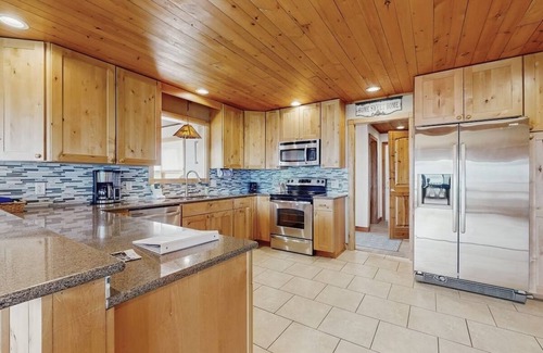 Bristol Hills House | Hot Tub. Lake Views. Wine Country & Golf. Your Canandaigua Escape Awaits!