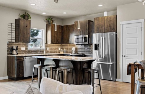 Southeast Boise House | Hot Tub-Modern-Central