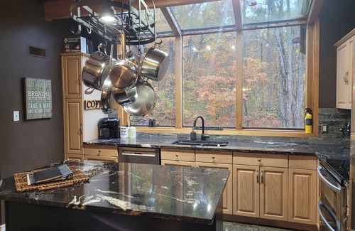 Severn House | HOT TUB-Natural paradise, timber frame, sauna, close to Casino and ski hill.