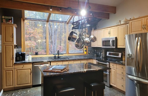 Severn House | HOT TUB-Natural paradise, timber frame, sauna, close to Casino and ski hill.