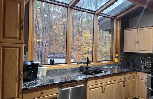 Severn House | HOT TUB-Natural paradise, timber frame, sauna, close to Casino and ski hill.