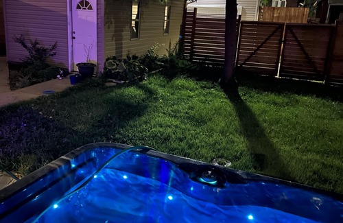 Tower Grove South House | ☆ Hot Tub ☆ New Renovated ☆ Massage Shower ☆Yard☆