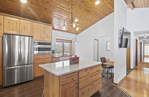 Canandaigua House | Hot Tub | Pet Friendly | Canandaigua | FLX