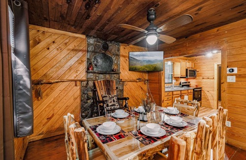 Townsend Cabin | HOT TUB, Pet-Friendly, Game Room