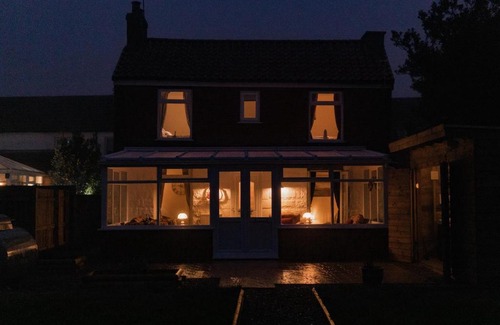 Welwick House | Hot Tub Pet Friendly Luxury Cosy Cottage, Near Withernsea and Patrington