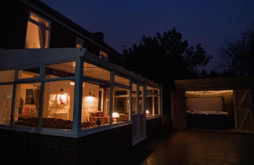 Welwick House | Hot Tub Pet Friendly Luxury Cosy Cottage, Near Withernsea and Patrington
