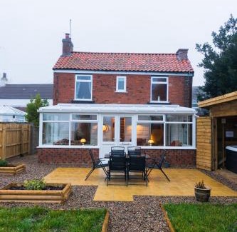 Welwick House | Hot Tub Pet Friendly Luxury Cosy Cottage, Near Withernsea and Patrington