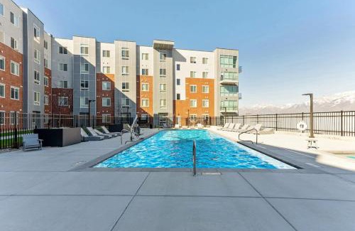 Draper Apartment | Hot tub Pool Game Room King Bed Parking