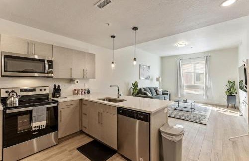 Draper Apartment | Hot tub Pool Game Room King Bed Parking