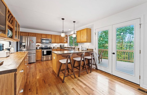 Front Royal House | HOT TUB! PRIME LEAF PEEPING! Gorgeous 4BR