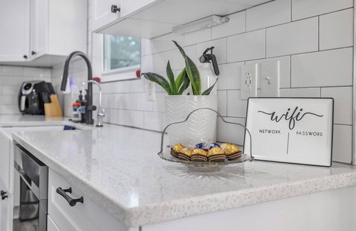 Holly Springs House | HOT TUB! Renovated, Sleeps 6, pets OK! Close to everythingn