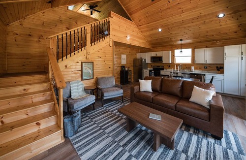 Jamestown Cabin | Hot Tub~River Boat Ramp~Pickleball~Lake Cumberland~Family Friendly Cabin